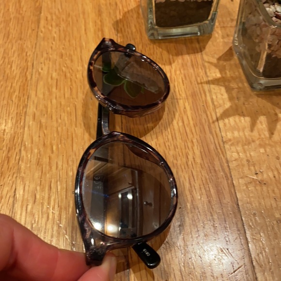 Guess Designer Sunglasses with Mirror Lenses 😎 - Picture 10 of 11